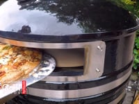 Pizza Kamado cooking